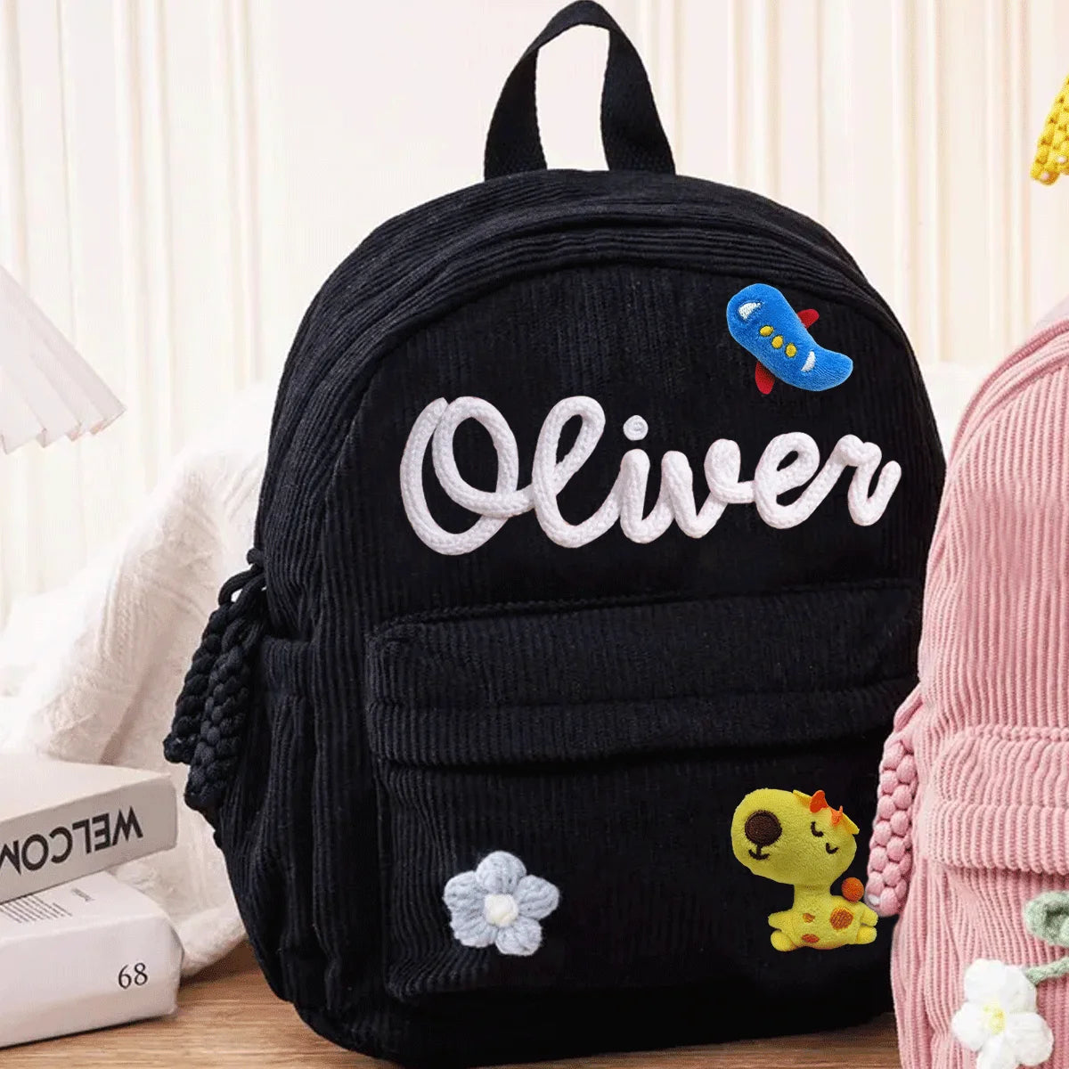 Schwarzer Samtledruck-Rucksack mit dem Namen Oliver und einem kleinen gelben Bären