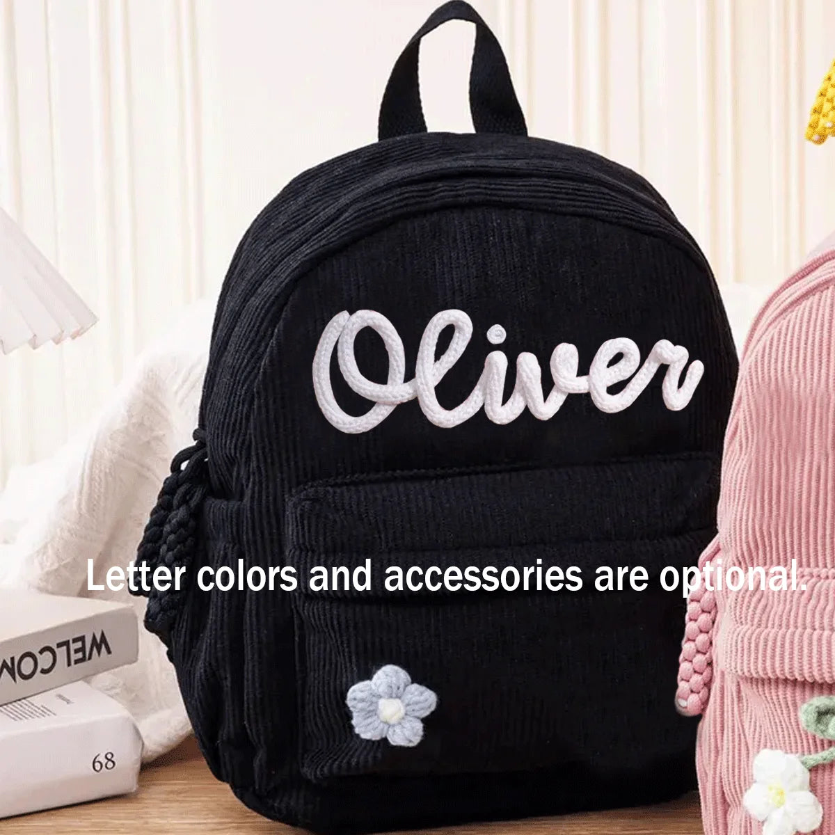 Schwarzer Cordhosen-Rucksack mit weiß besticktem Namen Oliver und einer kleinen Blumenverzierung