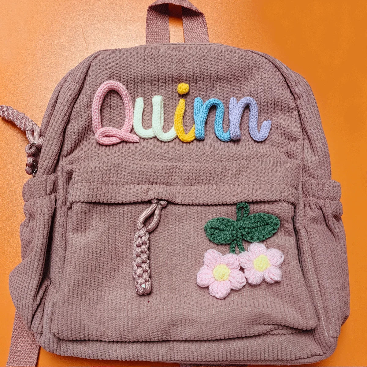 Mauve Corduroy Rucksack mit besticktem Namen Quinn, grünes Blatt und rosa Blumen