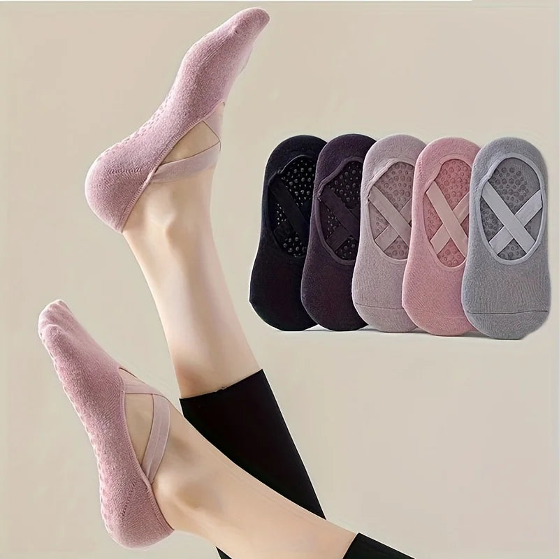 Un par de calcetines de fitness de silicona antideslizantes en varios colores pastel mostrados en un pie.