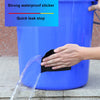 Eine Hand appliziert wasserdichte Klebeband auf einen blauen Plastikkanister, um ein Leck zu stoppen.