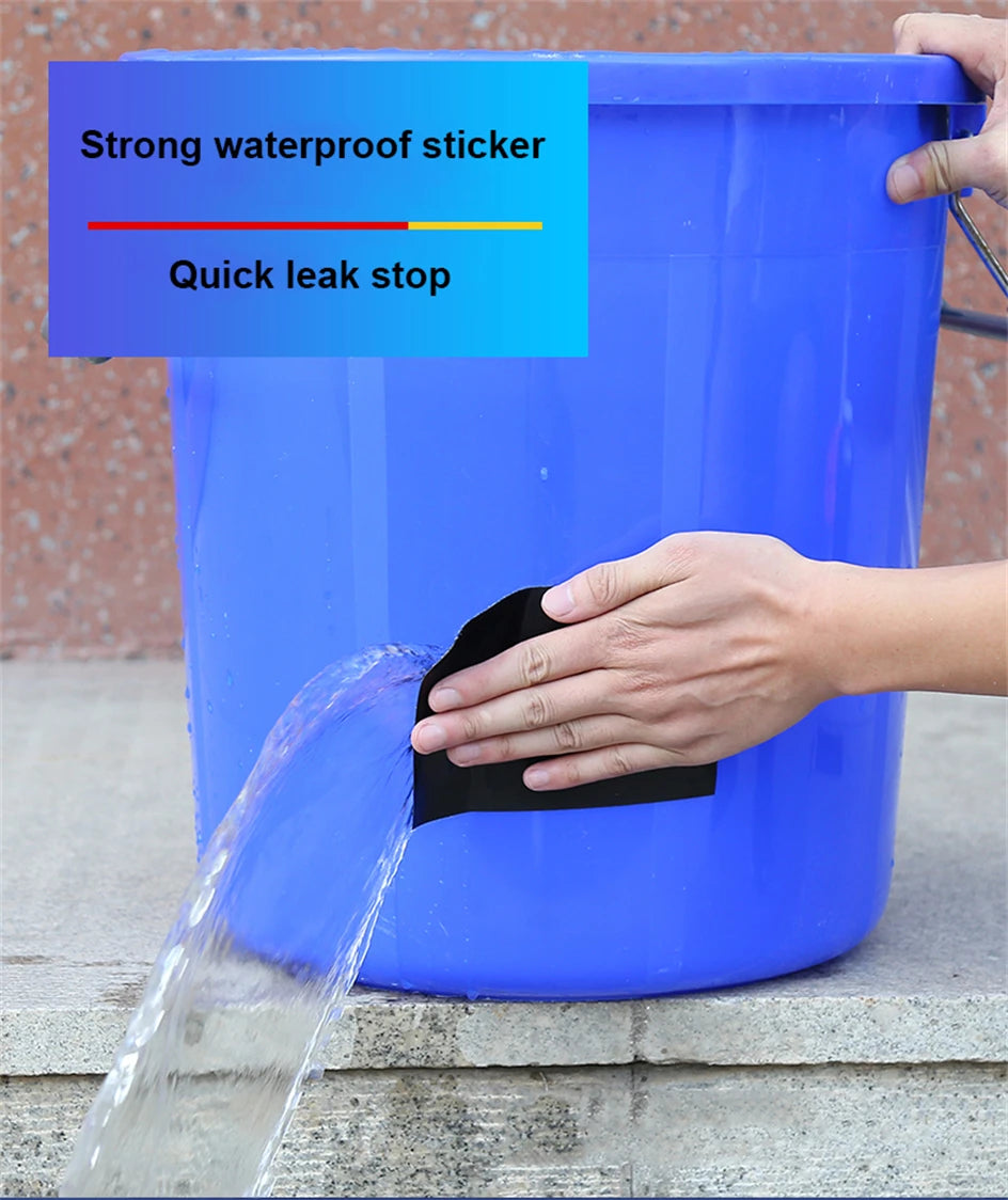 Eine Hand appliziert wasserdichte Klebeband auf einen blauen Plastikkanister, um ein Leck zu stoppen.