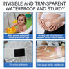 Verschiedene medizinische Hilfsmittel wie Salben und Mullkompressen neben einem transparenten wasserdichten Klebefilm-Verband
