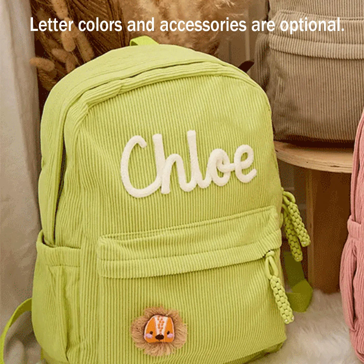 Limettengrüner Cordhosenrucksack mit dem Namen Chloe gestickt und einem kleinen Löwenaccessoire