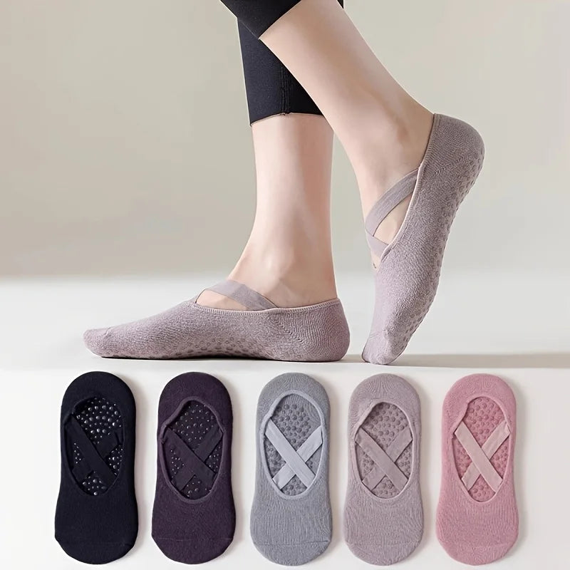 Un par de calcetines de fitness de silicona malva antideslizantes mostrados en un pie, con varios tonos