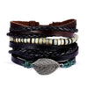 Stapel handgemachter Lederarmbänder mit dunklen und natürlichen Leder- sowie Metallblattperlen-Charms.
