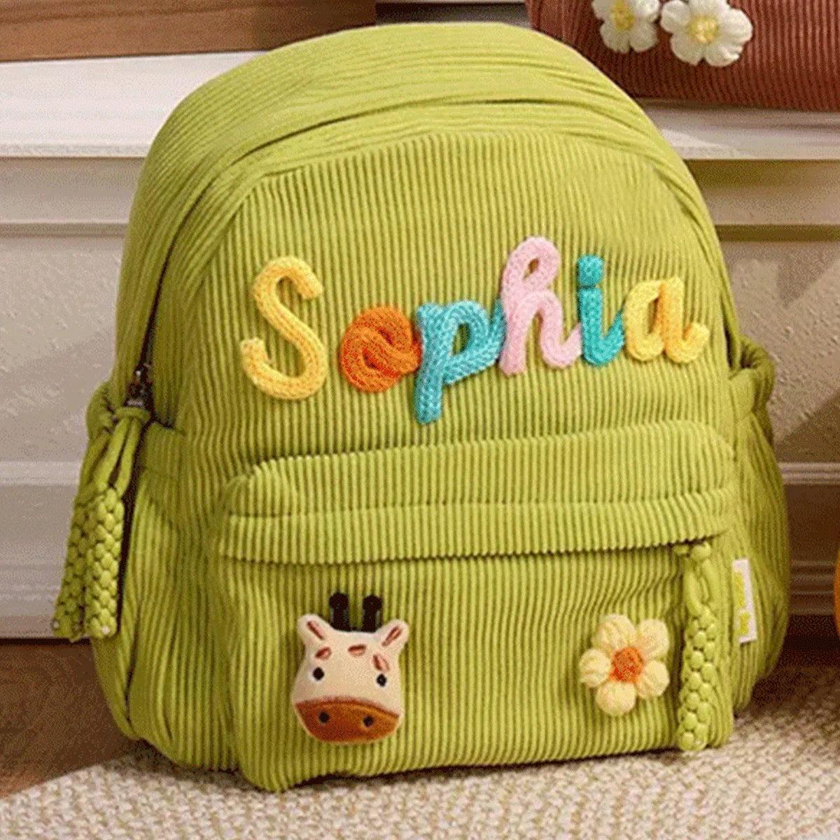 Limettengrüner Cordhosenrucksack mit gesticktem Namen Sophia und einem kleinen Blumenpatch.