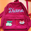 Magenta Samt-Rucksack mit dem Namen Diane und einem kleinen Fuchs-Patch