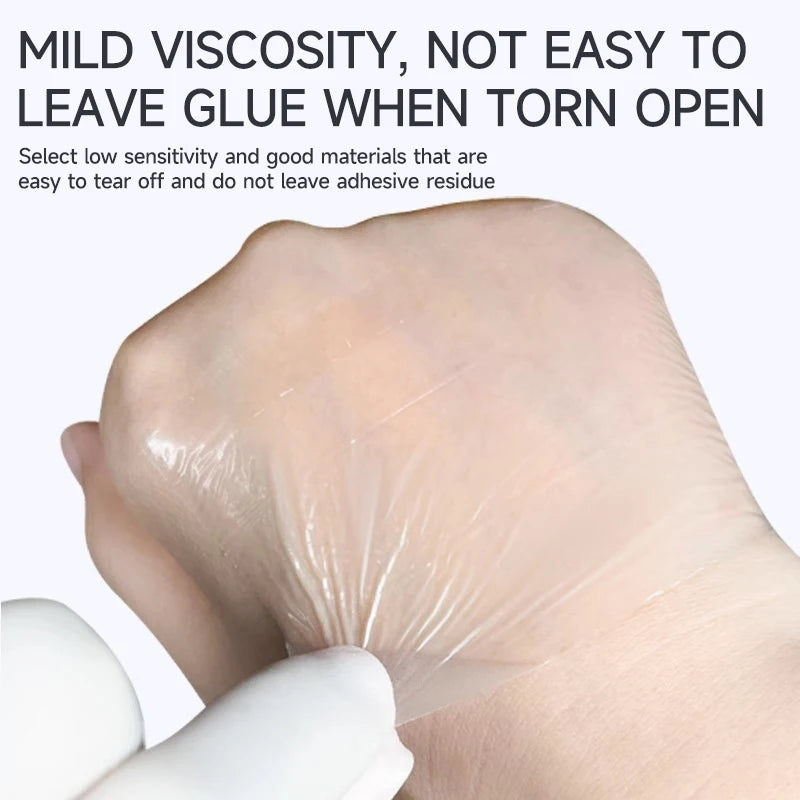 Eine Hand trägt ein transparentes, dünnes Film-Dressingband auf die Haut.