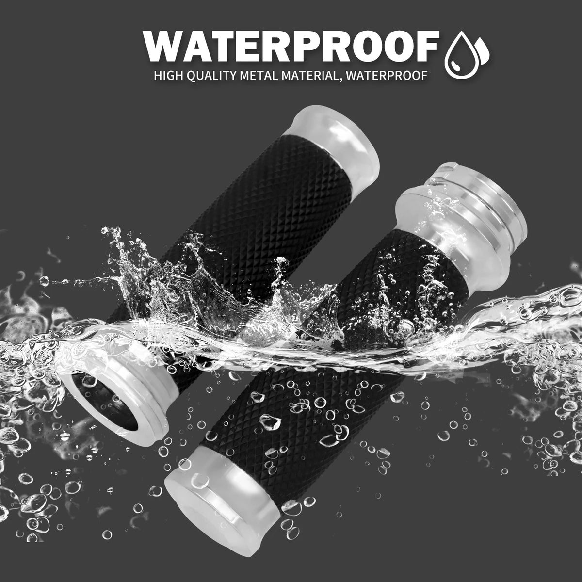 Nahaufnahme schwarzer wasserdichter Motorgriff, der von Wasser spritzt.