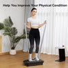 Una mujer está en una máquina de vibración para hacer ejercicio, demostrando un entrenamiento de cuerpo completo.