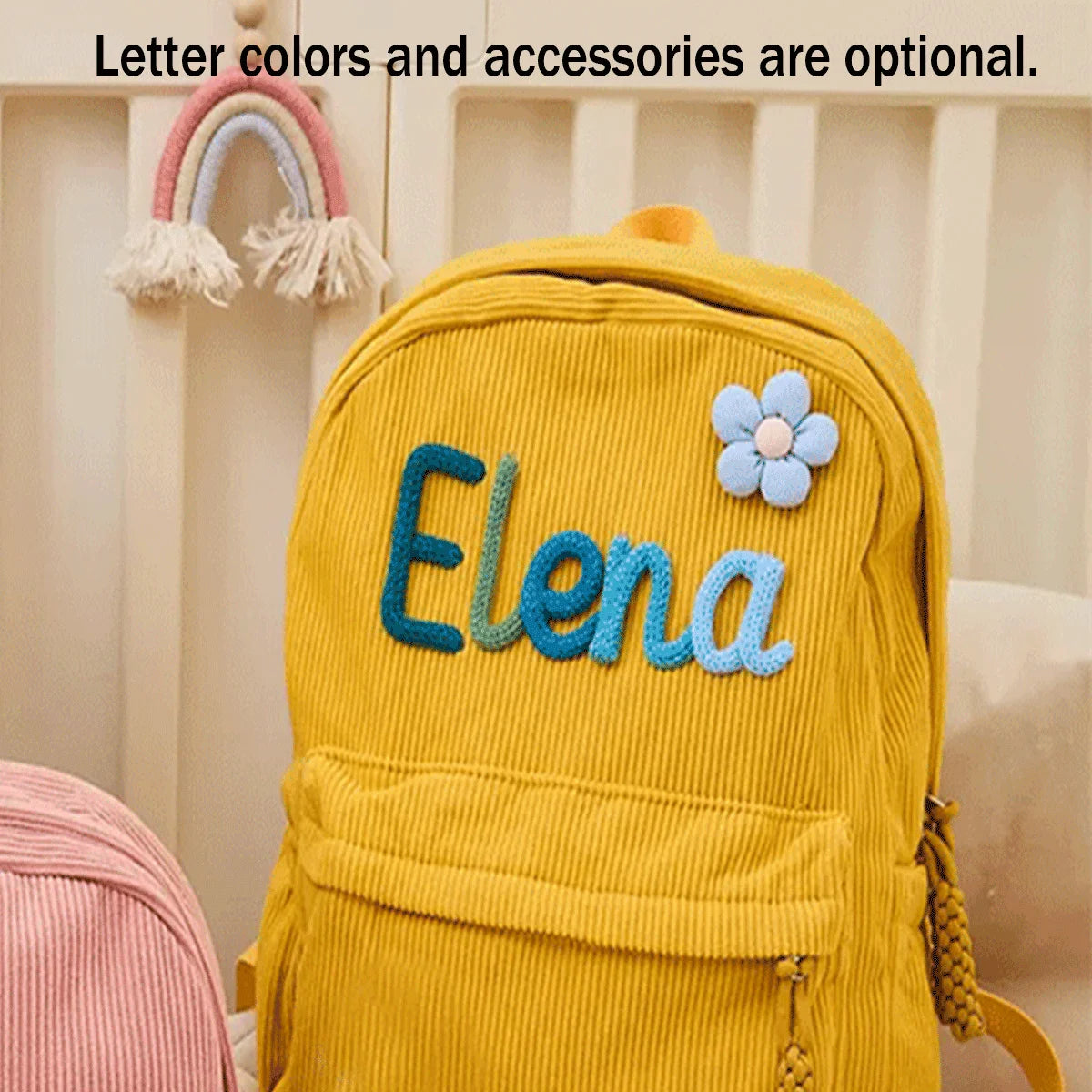Gelöter Cordhosen-Rucksack mit dem Namen Elena und einer blauen Blume, vor hellem Hintergrund.