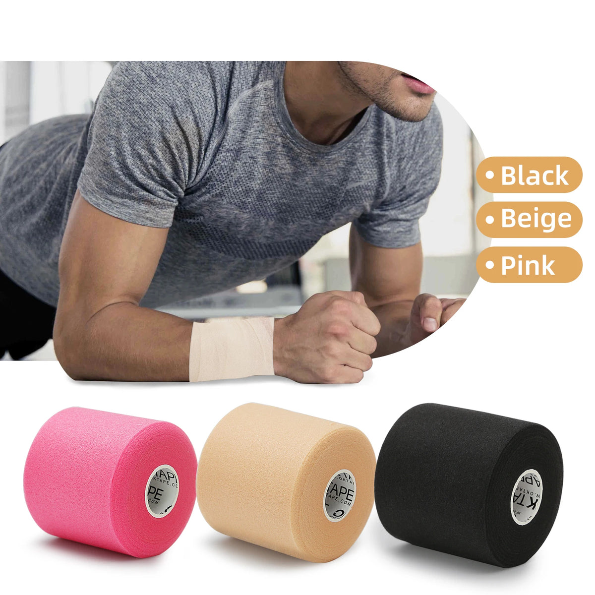 Tres rollos de cinta de espuma deportiva en negro, beige y rosa junto al brazo de una persona.
