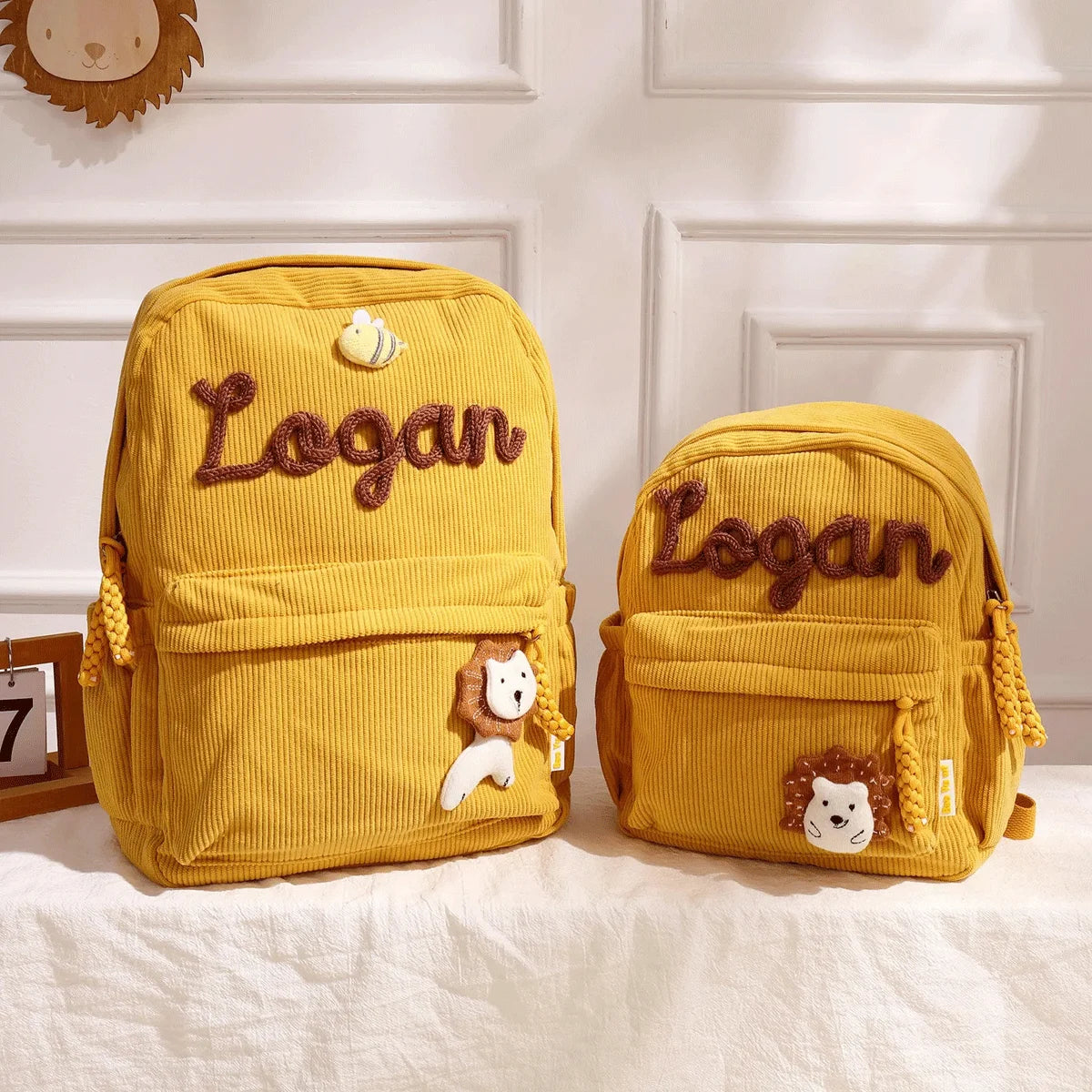 Gelischer Cordhosen-Rucksack mit Stickerei 'Logan' und Bärenmotiv