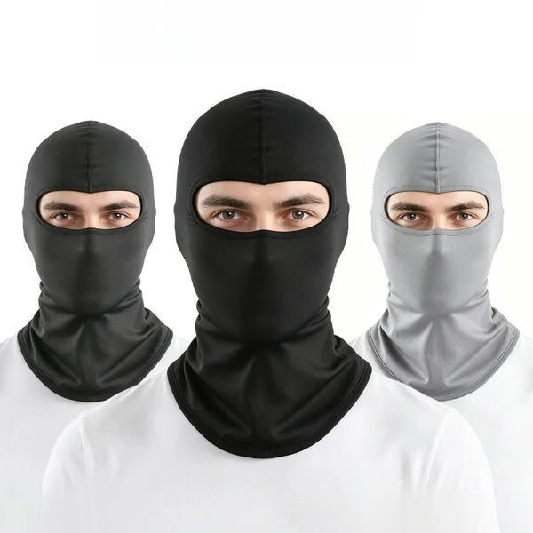 Trois hommes portant des balaclavas ou couvre-chefs thermiques noirs et gris.