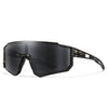 Eine schwarze Sportbrille mit goldenen Akzenten vor weißem Hintergrund.
