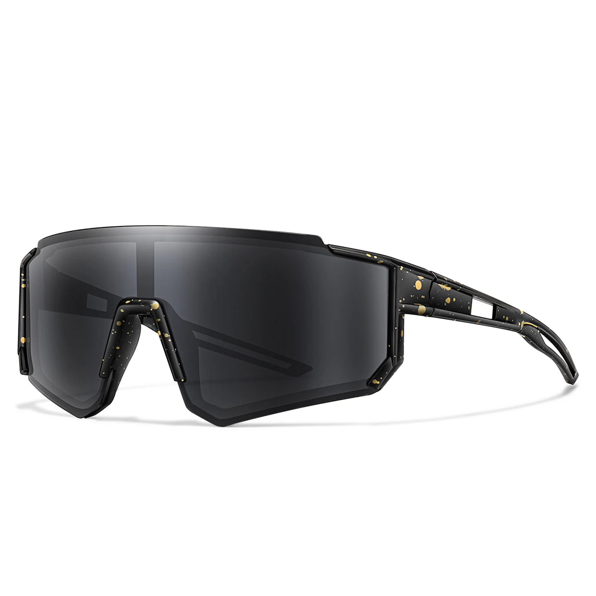 Eine schwarze Sportbrille mit goldenen Akzenten vor weißem Hintergrund.