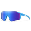 Ein Paar blaue Sport-Sonnenbrille mit hellem blauen Rahmen und lila spiegelnden Linsen.