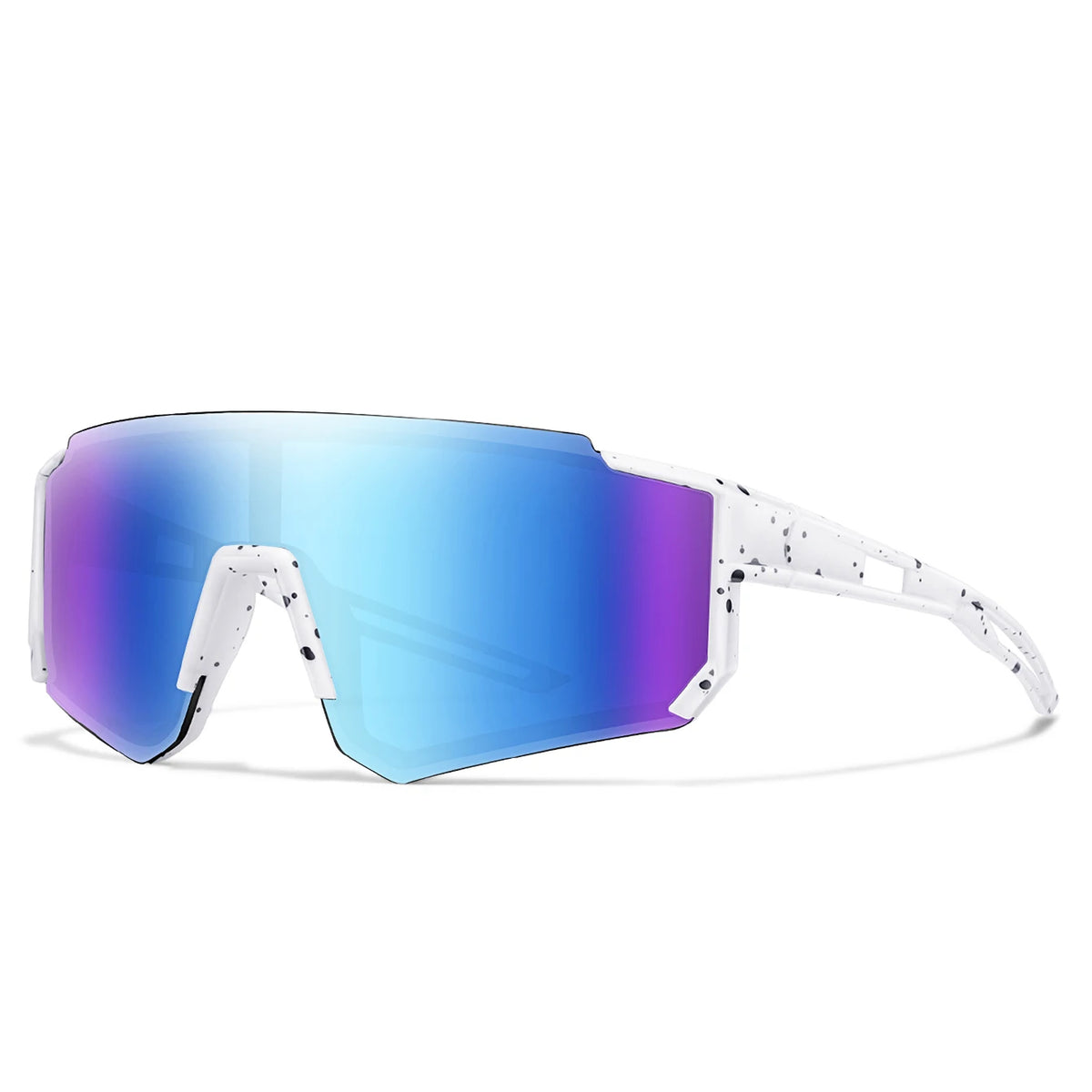 Ein Paar weiße Sportbrille mit blau-violetten spiegelnden Linsen vor weißem Hintergrund.