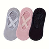Tres pares de calcetines deportivos de silicona antideslizantes en gris, rosa y negro.