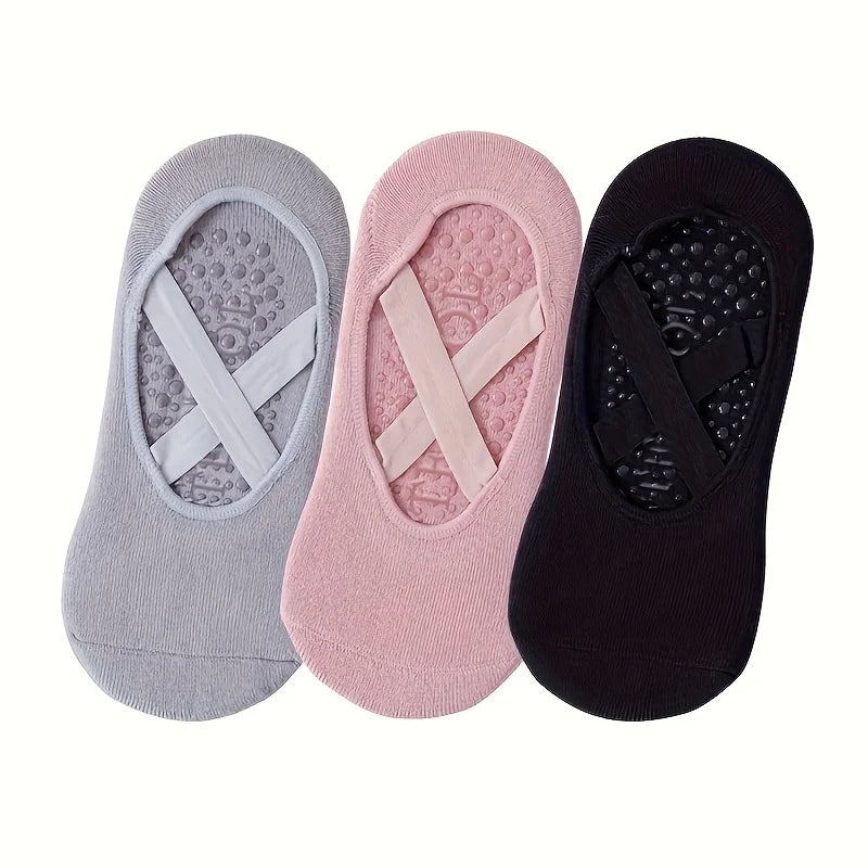 Tres pares de calcetines deportivos de silicona antideslizantes en gris, rosa y negro.