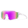 Eine Paar sportliche Sonnenbrille mit lila und grün getöntem Glas, weißen Rahmen und roten Akzenten.