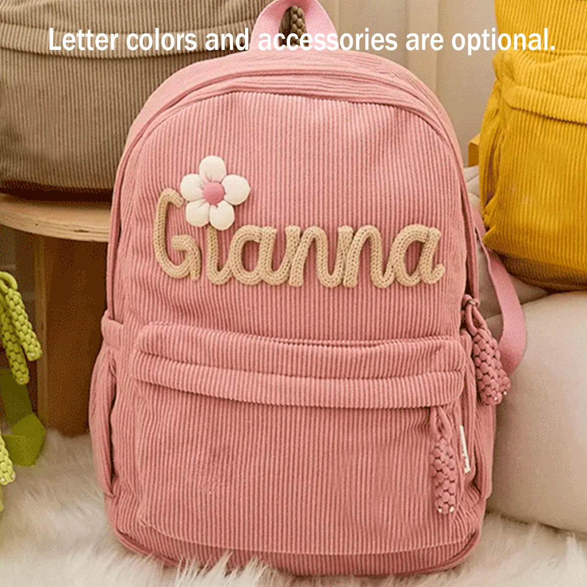 Rosa Samtledertasche mit dem Namen Gianna und einer Blume gestickt