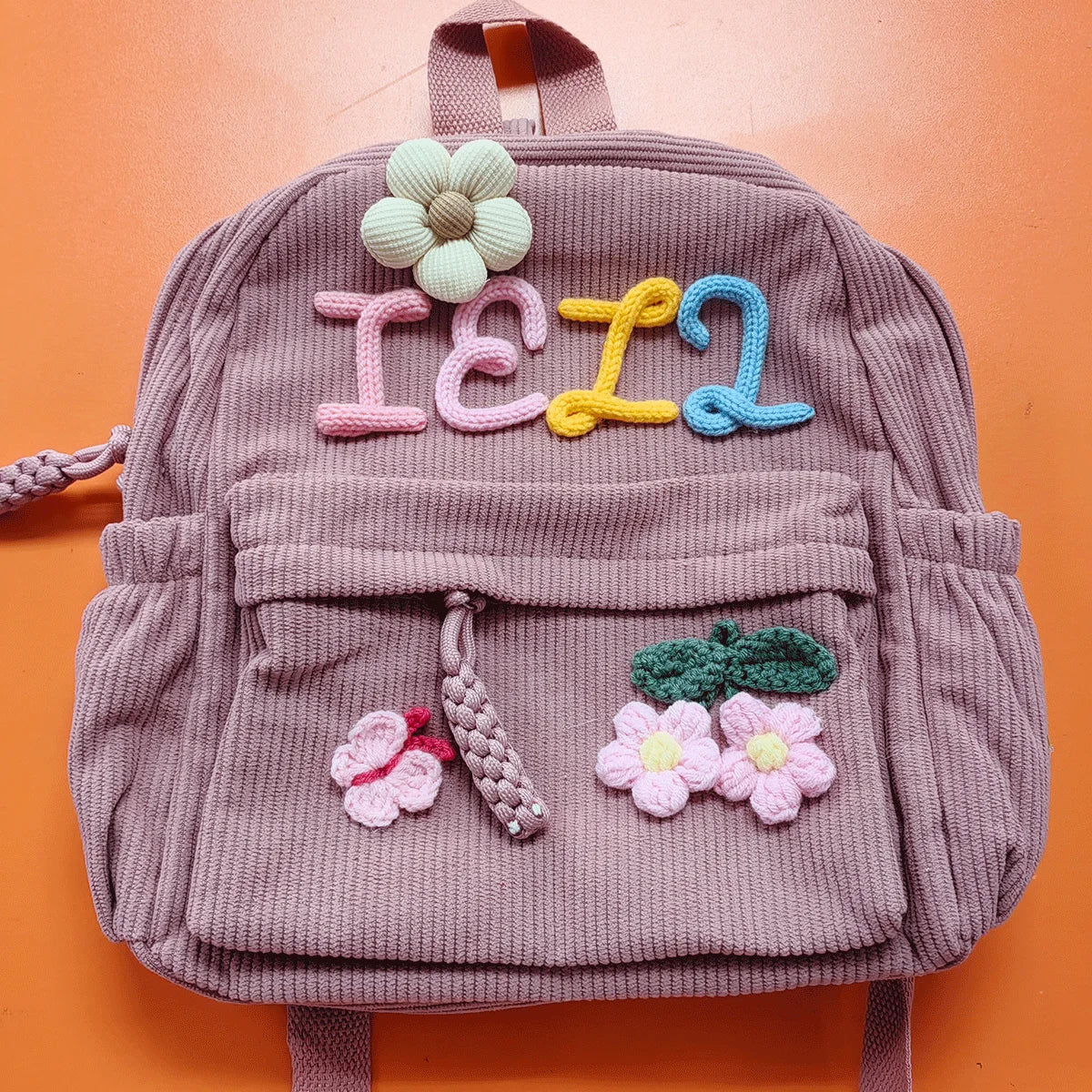 Pinkes Samtpack, bestickt mit den Buchstaben I E L J