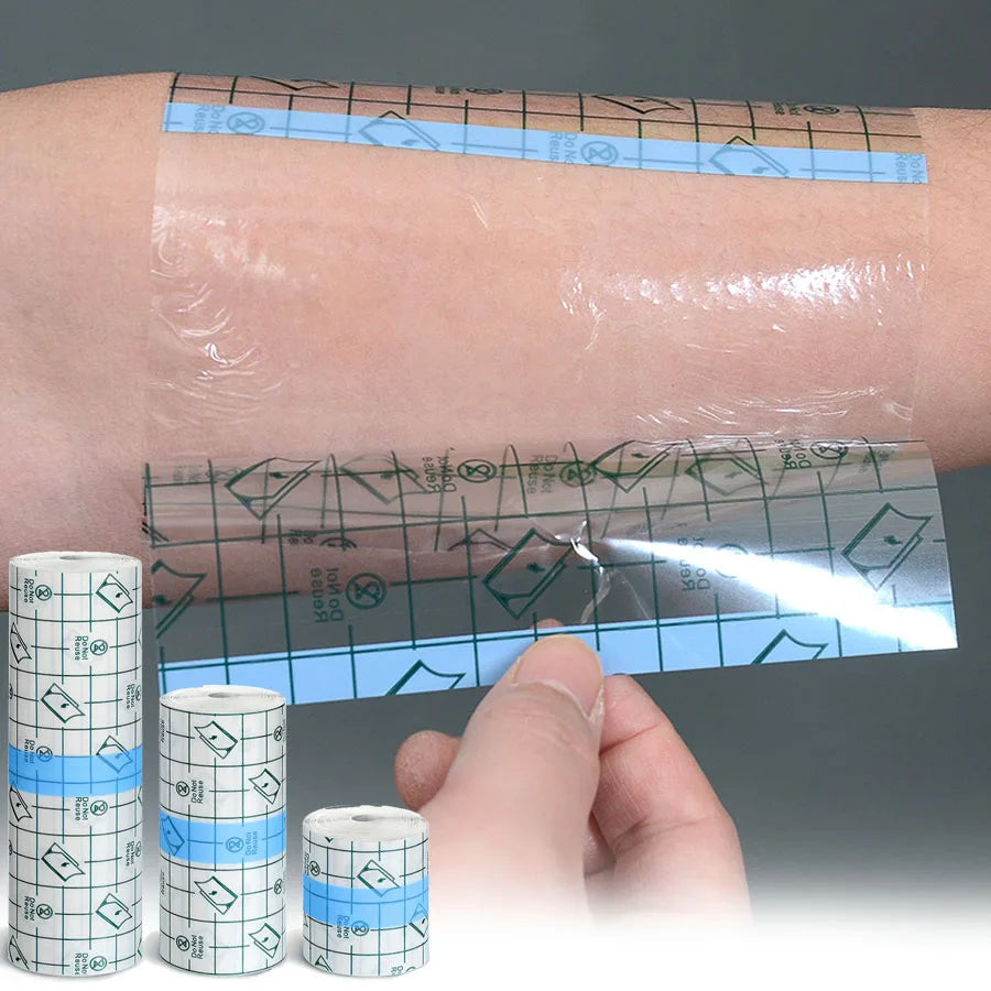 Rollen wasserfester Stretchklebefilm-Dressingtape neben einem Handgelenk, das mit dem transparenten Film umwickelt ist.
