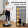 Una mujer usando una plataforma de vibración para ejercicio de cuerpo completo en interiores.