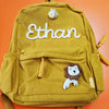 Senffarbener Cordhosenrucksack mit der Aufschrift Ethan und einem kleinen Bienencharm.