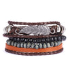 Stapel von fünf handgefertigten Lederarmbändern mit verschiedenen Texturen und einem silbernen Blätterfeder-Anhänger