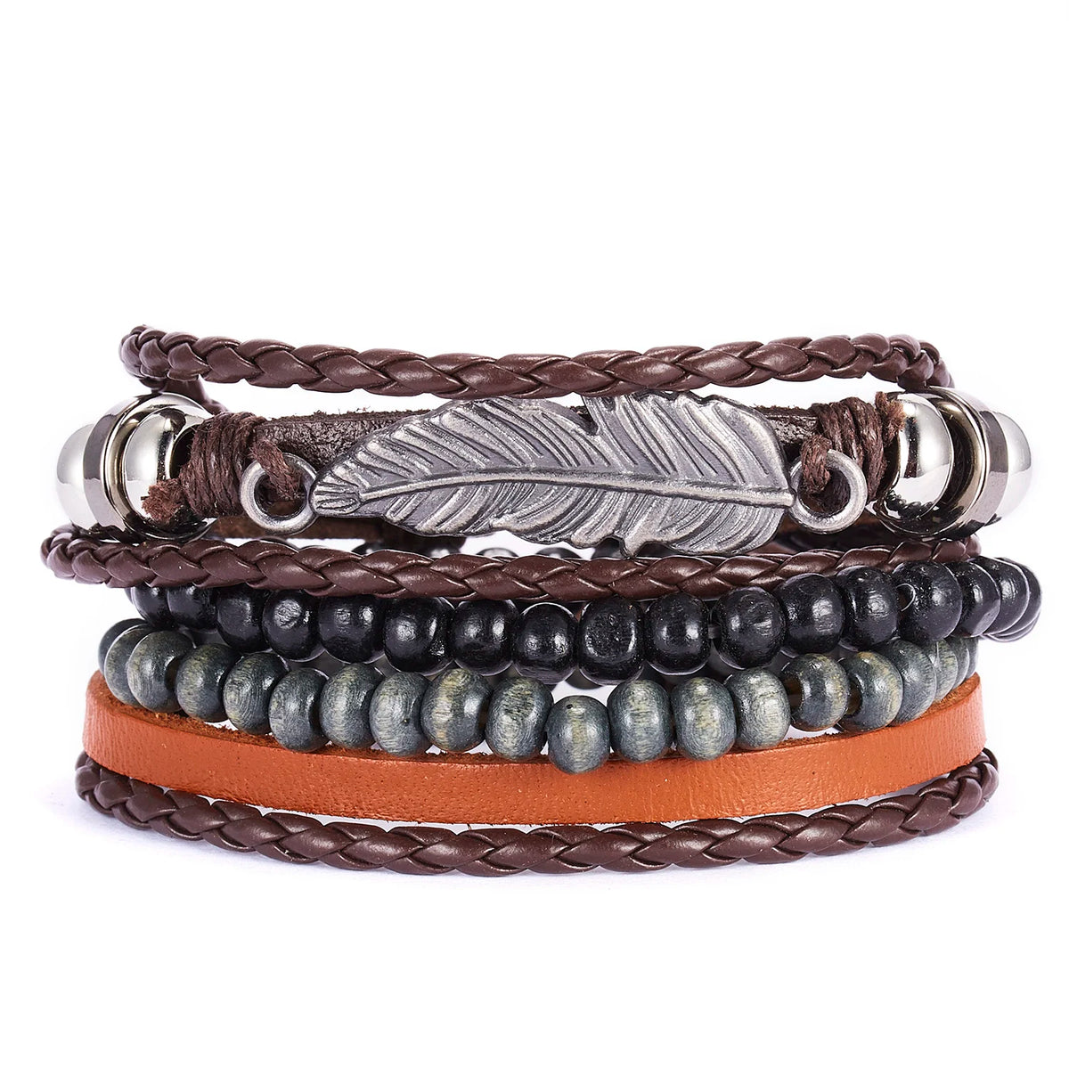 Stapel von fünf handgefertigten Lederarmbändern mit verschiedenen Texturen und einem silbernen Blätterfeder-Anhänger