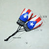 Un par de llaveros de guantes de boxeo decorativos con diseños patrióticos rojo, blanco y azul en cordón negro.
