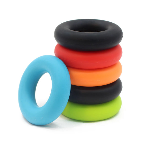 Una pila de anillos de agarre de silicona coloridos, incluyendo negro, rojo, naranja, azul y verde.