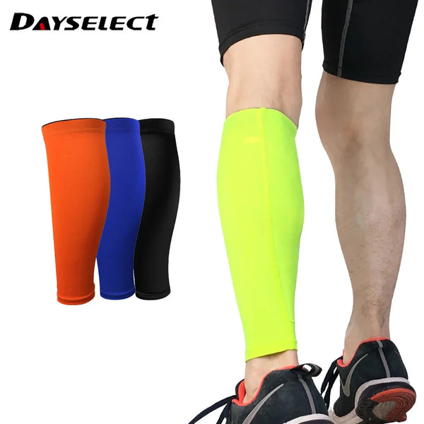 Une personne portant des chaussettes de compression jaune vif sur sa jambe inférieure.