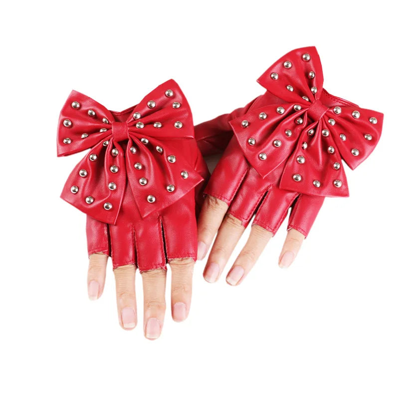 Ein Paar rote Leder-Performancehandschuhe mit dekorativen Schleifenakzenten.
