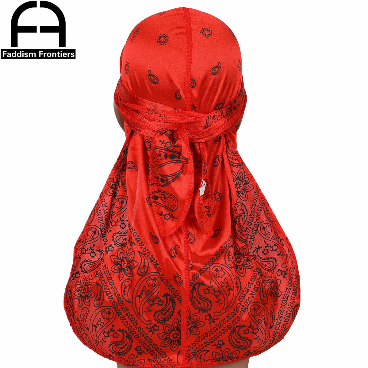 Leuchtend rote Seidä Muster-Durag-Kopftuch mit komplizierten Mustern.