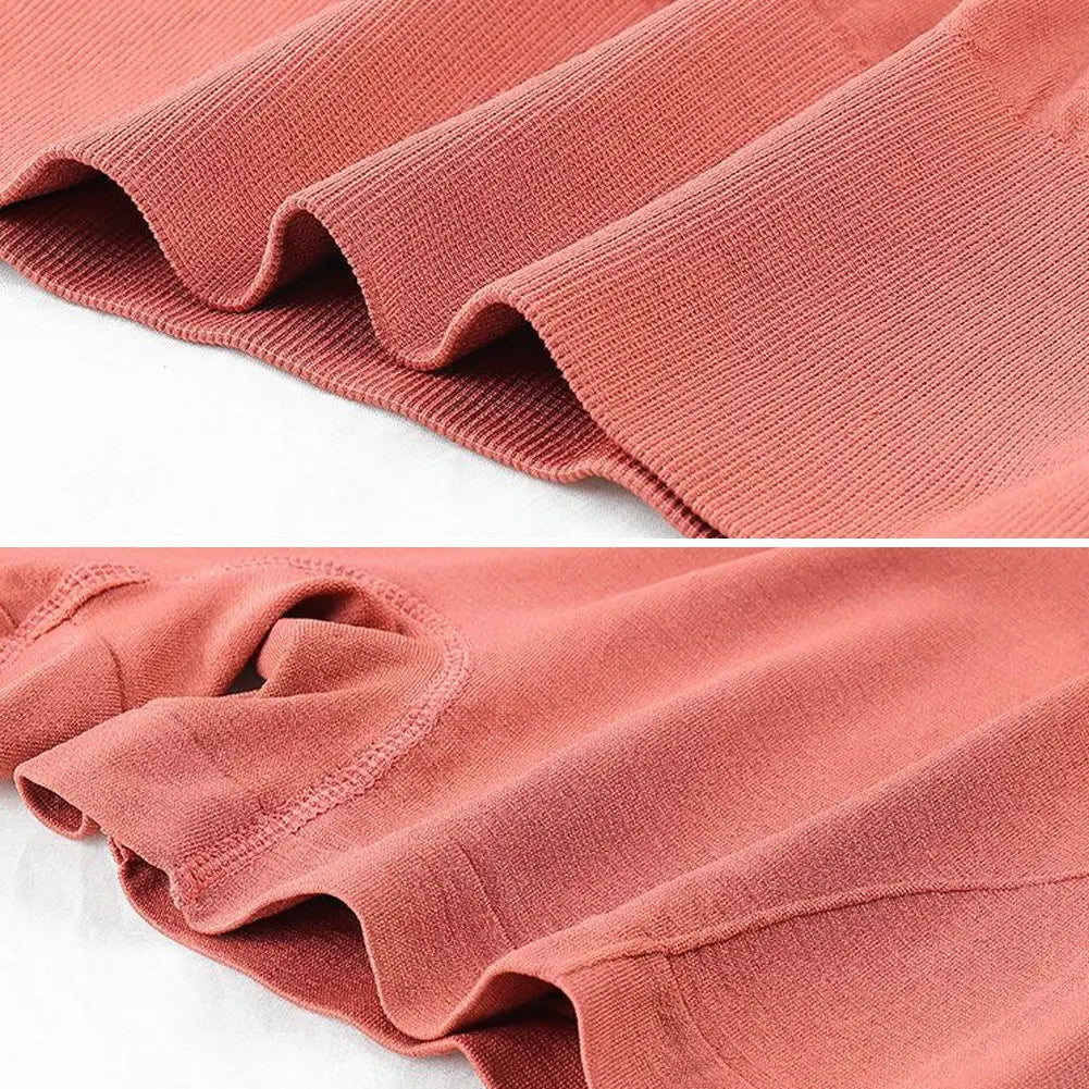 Primer plano de un short deportivo femenino sin costuras color rosa polvoriento doblado para mostrar la textura.
