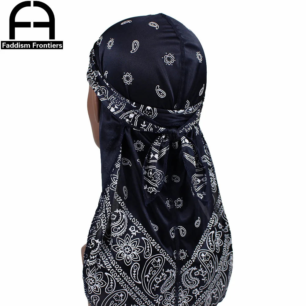 Dunkelblaue Seidepasli-Durag-Stirnband mit weißer Stickerei und feinen Mustern.