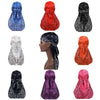 Eine Sammlung von neun Seid-Paisley-Duragh-Hijabs in verschiedenen Farben wie blau, rot, schwarz, weiß, orange und lila.