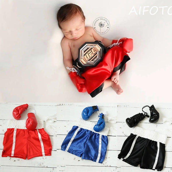 Baby trägt ein rotes Boxanzug mit UFC-Logo, Handschuhen und Shorts.