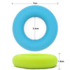 Bague en silicone bleu clair et bague en silicone vert lime côte à côte.