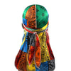 Lebendiger Seidengewirr-Turban mit bunten Mustern in Orange, Gelb, Blau und Schwarz.