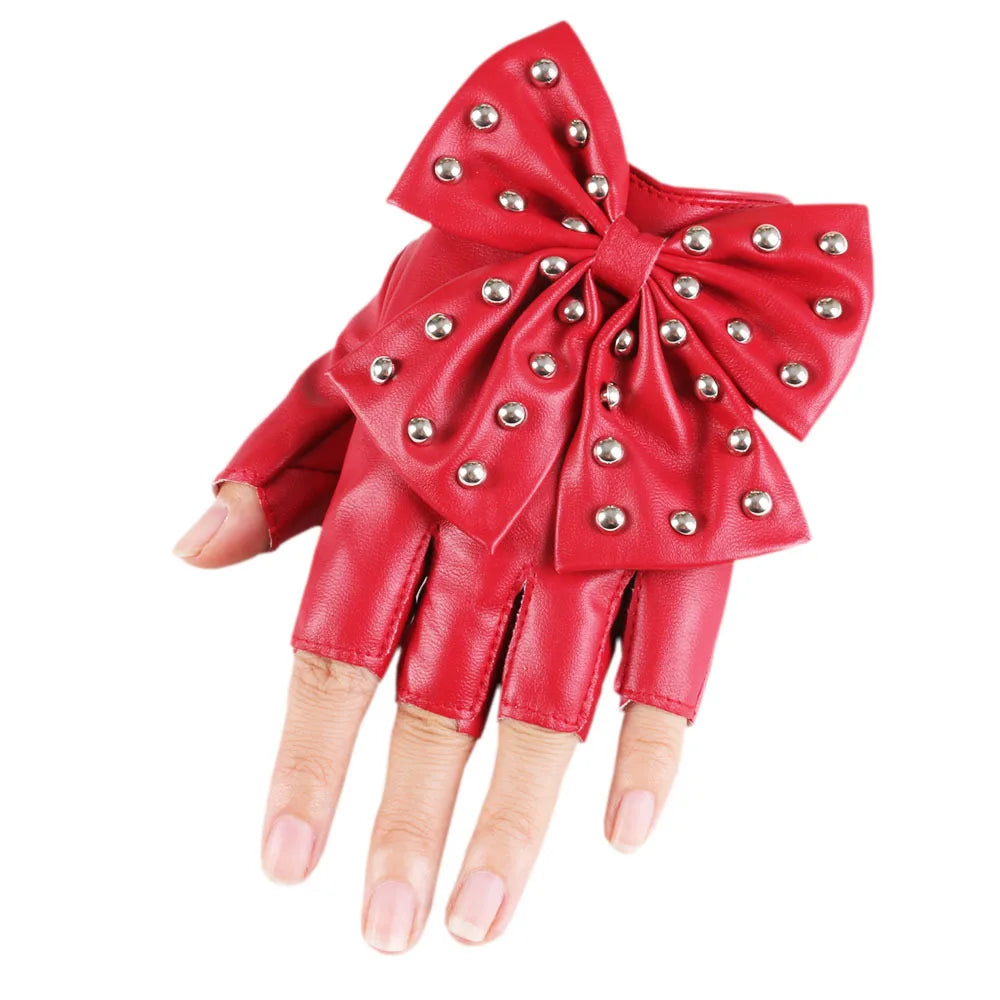 Ein Paar rote Leder-Performance-Handschuhe mit einer großen Schleife aus Nieten.