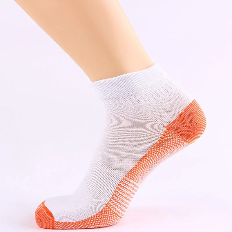 Chaussettes de compression blanches avec des accents orange sur le pied d'un mannequin