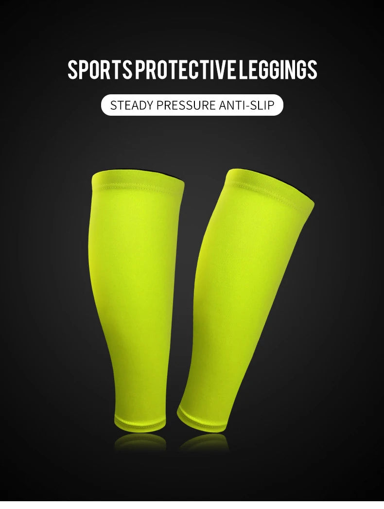 Ein Paar neongelber Sport-Protektionsleggings vor einem dunklen Hintergrund.