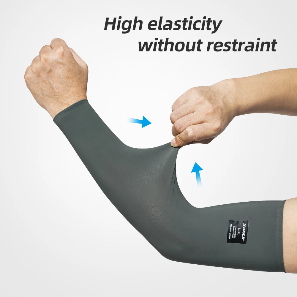 Eine Hand trägt einen dunkelgrauen elastischen Armschutz, der hohe Elastizität demonstriert.