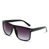 Schwarze Square-Sonnenbrille mit dunkelvioletten Linsen vor weißem Hintergrund.