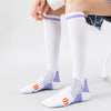 Calcetines de compresión médicos blancos con rayas azules y secciones de los dedos estampadas